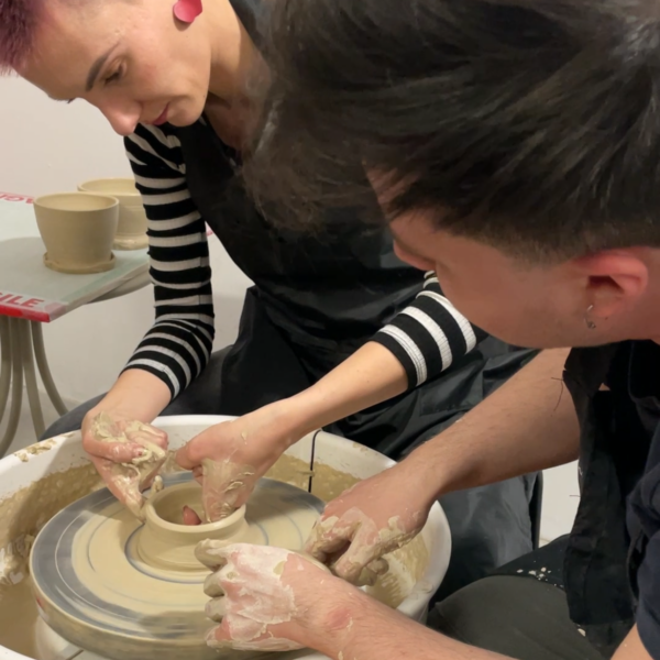 Participant la atelier de olărit în Timișoara, lucrând manual un vas din lut în atelierul Gruni-For-Fun.